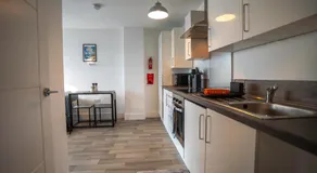 Harlow Flat - Perfect for Families or Contractors - Image 4