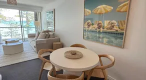 Stylish Manly Beachfront Apartment with Harbour Views & Free Parking - Image 2