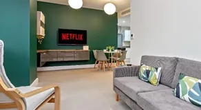 PRIME CITY CENTRE MK STAY, Stylish Spacious Apartment, AIR CONDITIONG, Two bathrooms, FREE GATED ALLOCATED PARKING & Lift access - Image 5