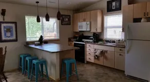 Grizzly Roadhouse Bed and Breakfast - Image 4