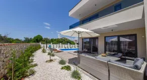 Apartment mit privatem Pool, Garten und Terrasse - Image 4