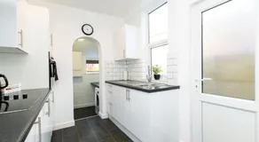 K Suites - Granville Avenue - Image 4