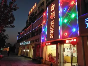 White-Collar Holiday Hotel - Image 5