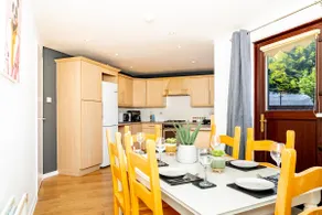 Elegant 5Bed Home, Parking, City Centre, Sleeps 10 - Image 3