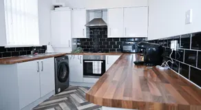 Contractor-Friendly 3Bed & Holiday Let - Walk to Metro - Free Driveway Parking, Sleeps 6 - Close to City Centre - Image 3