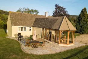 Cosy Cotswolds Bungalow garden room and patio - Image 3
