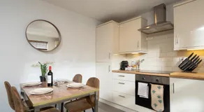 Cosy Modern City Centre 2 Bed Apartment - Image 3