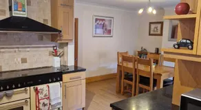Hereford City - Goldcrest House - 4 Bedroom House With Parking, Located Very Close To City Centre & River Wye - Sleeps Up To 6 Guests - Hosted by RENTMYHOUSE - Image 2