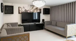 Deluxe 5 bedroom house in Harrow, Parking, 25mins to Central London - Image 4