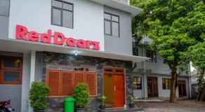 RedDoorz Plus near Jogja City Mall 5 - Image 5