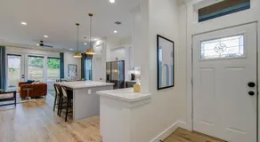 4BR w/ Backyard Theatre | 5 Mins to Downtown - Image 3