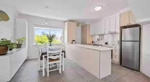 Beautiful, modern apartment seconds from beach - Image 4