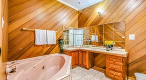 StayAU Pet-Friendly 7Bed Spacious Retreat Morwell - Image 5