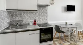 Studio rénové, cuisine équipée - Image 4