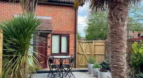 Little Olive - Beautiful 1 Bed House with Garden - Image 3