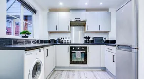 Business Stay 2-Bed with Private Parking - Image 5