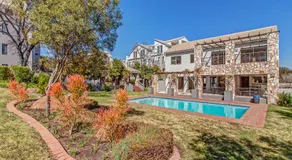 Upmarket Ultra Modern Sandton Apartment - Image 3