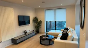 Royal Wharf Luxury Waterfront Apartment near Canary Wharf & ExCeL London 15 Min Elizabeth Line Access to Central London - Image 4