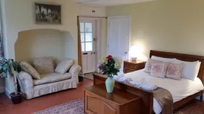 Bridge Farmhouse - Eight ensuite bedrooms - Image 2