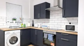 Barnsley Stay l Sleeps 6 l Parking & Fast WIFI - Image 2