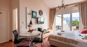 Lux M & A Apartments - Image 2