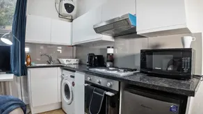 Stylish City Studio with Parking & Wi-Fi - Image 4