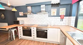 Convenient 4BED Budget Apartment in Headingley - Image 5