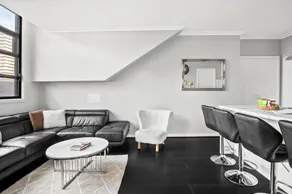 Central 3-Bed Apartment in Vibrant Melbourne - Image 3