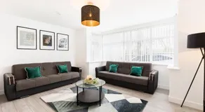 The Birmingham Estate Collective by Prime Stays - Contractor & Group Stays - Secure Parking - Image 3