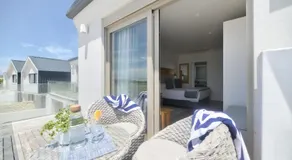 Oceans Guest House & Luxurious Apartments - Image 4