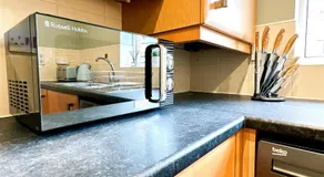 Stylish Village Townhouse w/ Parking – Near Leeds & York - Image 5