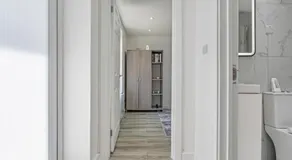 Modern guest house Free Parking - Image 4