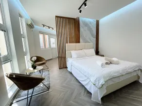 Modern Room with Free Parking - Image 2