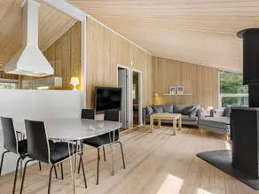 Holiday home with spacious garden - Image 3