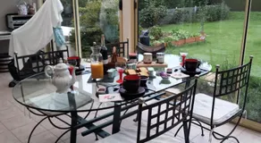 2 chambres privées dans un jardin d'hiver, garage voiture, vélos, motos - Image 4