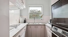 Peaceful Courtyard Double Room Near Transit - Shared Bathroom and Kitchen - Image 4