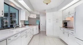 Waterfront Paradise! Heated Pool, Dock, Grill, Fishing near restaurants and shops - Image 2