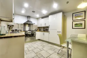 St Stephen Street Apartment - Image 3
