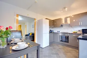 Manchester Townhouse by BEVOLVE - 4 bedrooms - Free Parking - Image 3