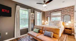 Shenandoah family & dog friendly cabin - 5 min walk river with private river access, BBQ, playground, fire pit - Image 2