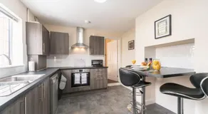 Thy Grace 3 Bedroom 2 Shower Room Central Location- Newland Ave - Image 3