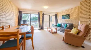 Golden Shores Unit 3 21 Landsborough Parade - Image 2