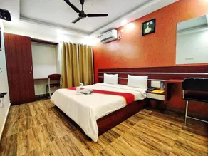 Hotel Palm Suite - Image 2