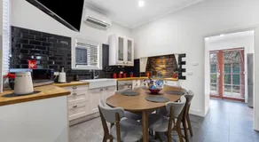 Stylish Home 5min drive to Sovereign Hill & Lake Wendouree - Image 2