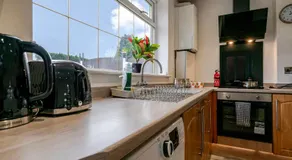 Spacious 4 bed Ideal for Business & Long Term Stays, Free Parking - Image 2