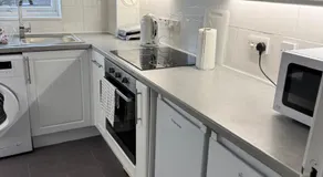 Modern 2 bedroom Apartment Near City Centre - Image 2