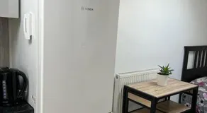 Modern Studio flat with free parking - Image 4