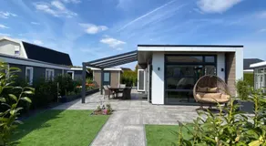 LUXUS Cube Ferienhaus Chalet am See mit Schwimmbad in Lathum NL - Image 4