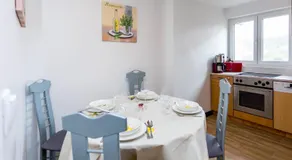 Holiday House Antique - Image 4