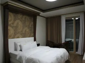 California Hotel - Image 4